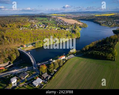 Talsperre Malter im Osterzgebirge die Talsperre Malter ist eine zwischen 1908 und 1913 erbaute Talsperre im Freistaat Sachsen nahe dem Ort Malter, welche die Rote Weißeritz in ihrem Mittellauf aufstaut. Die Staumauer stellt eine gekrümmte Gewichtsstaumauer aus Bruchsteinmauerwerk nach dem Intze-Prinzip dar. Über die Staumauer verläuft die Ortsverbindungsstraße von Malter nach Seifersdorf. Malter Sachsen Deutschland *** Malter Dam im östlichen Erzgebirge der Malter Dam ist ein zwischen 1908 und 1913 im Freistaat Sachsen in der Nähe der Stadt Malter errichteter Staudamm, der bis zum Mittelgebirge dämmt Stockfoto