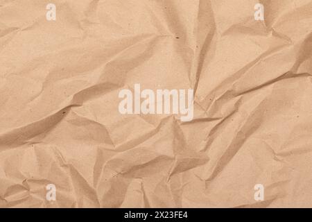 Blatt aus braunem faltigen Kraftpapier aus recyceltem Papier mit Textur und Details Stockfoto
