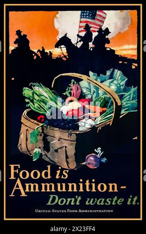 Propaganda Produce Poster „Food is ammunition“ von Seridan aus dem Jahr 1918 in den USA. Es zeigt Produkte im Korb, mit Soldaten und amerikanischer Flagge auf dem Rücken des Pferdes im Hintergrund. Kriegsbemühungen Konservierung und Konsum von Lebensmitteln nach Künstler: J. E. Sheridan 1918 USA Weltkrieg, erster Weltkrieg Stockfoto
