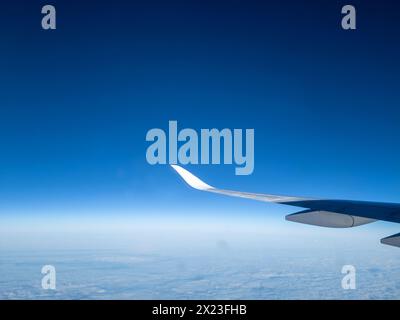 Flugzeugflügel gegen den Himmel Stockfoto