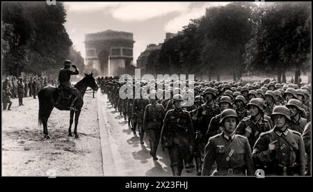 Nazi-Deutschland besetzte Paris-Frankreich mit Wehrmachtstreitkräften, die die Avenue Foch hinuntermarschieren, mit Arc de Triomphe im Hintergrund Paris-Frankreich Stockfoto