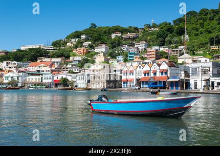 Innerer Hafen von St. George s, Grenada, Karibik. Blaues Boot in der Bucht. Stockfoto