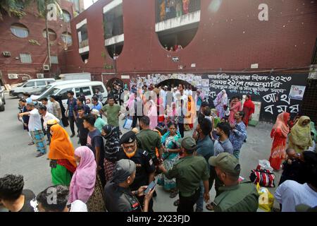 Dhaka, Wari, Bangladesch. April 2024. Frauen halten ihre Kinder fest, während sie vor dem Dhaka Shishu (Kinder) Krankenhaus stehen, nachdem am 19. April 2024 in der Intensivstation des Krankenhauses in Dhaka, Bangladesch, ein Feuer ausbrach. Nach Angaben der Feuerwehr und des Kontrollraums für Zivilschutz bringen die Feuerwehrleute das Feuer in der kardialen Intensivstation des Krankenhauses mit Hilfe von fünf Einheiten unter Kontrolle, und es werden keine Toten gemeldet. (Kreditbild: © Habibur Rahman/ZUMA Press Wire) NUR REDAKTIONELLE VERWENDUNG! Nicht für kommerzielle ZWECKE! Stockfoto