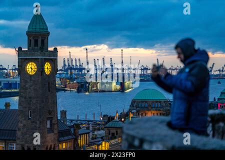 Hafen von Hamburg, Blick über die St. Pauli Landungsbrücken, Pegelturm, zur Werft Blohm + Voss, abends Kräne der Containerterminals, Stockfoto