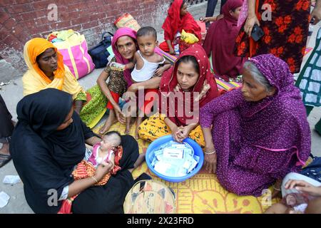 Dhaka, Wari, Bangladesch. April 2024. Frauen halten ihre Kinder fest, während sie vor dem Dhaka Shishu (Kinder) Krankenhaus stehen, nachdem am 19. April 2024 in der Intensivstation des Krankenhauses in Dhaka, Bangladesch, ein Feuer ausbrach. Nach Angaben der Feuerwehr und des Kontrollraums für Zivilschutz bringen die Feuerwehrleute das Feuer in der kardialen Intensivstation des Krankenhauses mit Hilfe von fünf Einheiten unter Kontrolle, und es werden keine Toten gemeldet. (Kreditbild: © Habibur Rahman/ZUMA Press Wire) NUR REDAKTIONELLE VERWENDUNG! Nicht für kommerzielle ZWECKE! Stockfoto