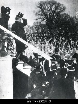 1904: Präsident Theodore Roosevelt zeigte während Roosevelts Eröffnungsparade den Hut vor einer Truppe von Kadetten aus West Point. Stockfoto