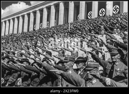 1930er Jahre: Nürnberger Nazi-Deutschland-Kundgebung mit Mitgliedern der paramilitärischen Armee der Sturmbleitung und Mädchen der BDM. BUND DEUTSCHER MADEL., der Mädchenjugendflügel der NSDAP. Alle geben Adolf Hitler den Nazi-Heil-Hitler-Gruß. Nürnberg Nürnberg Nazideutschland Stockfoto