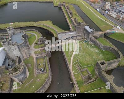 Luftaufnahme von Caerphilly Castle, mittelalterliche normannische Festung mit umfangreichen Wasserbefestigungen und Wassergraben, Caerphilly, Süd-Wales, UK Stockfoto