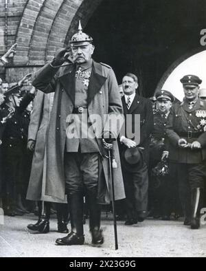 Deutschland der 1930er Jahre – Bundespräsident Paul von Hindenburg grüßt im Tannenberg-Denkmal. Im Hintergrund sind Adolf Hitler und Hermann Göring. Stockfoto