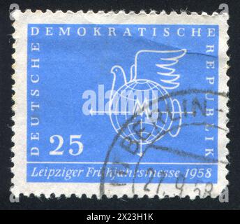 DEUTSCHLAND - UM 1958: Briefmarke gedruckt von Deutschland, zeigt Taube und Globe, um 1958 Stockfoto