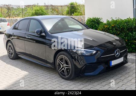 Gaziveren Zypern 04.18.2024 - schwarzer Mercedes Benz auf dem Parkplatz in der Nähe des Hauses 1 Stockfoto