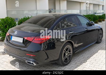 Gaziveren Zypern 04.18.2024 - schwarzer Mercedes Benz auf dem Parkplatz in der Nähe des Hauses 3 Stockfoto