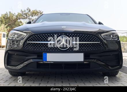 Gaziveren Zypern 04.18.2024 - schwarzer Mercedes Benz auf dem Parkplatz in der Nähe des Hauses 5 Stockfoto