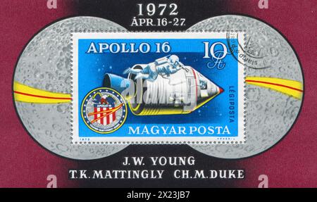 UNGARN - CA. 1972: Stempel von Ungarn, zeigt Apollo 16 Kapsel, Astronaut und Abzeichen, ca. 1972 Stockfoto