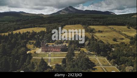 Schottland Landschaft Luftaufnahme: Berge, altes Brodick Castle mit Goatfell Mount. Epische Landschaft schottischer Wahrzeichen. Wundervolle Wälder und Täler bei Blick auf den Sommertag Stockfoto