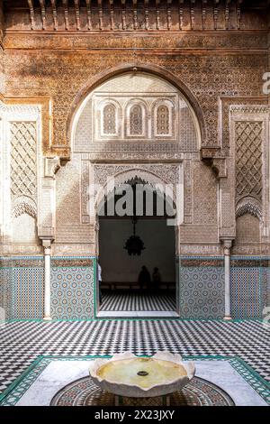 Fès, Marokko - 18. März 2024: Al-Attarine Madrasa, Fez medina, Marokko. Es wurde 1323 von dem Marinidensultan Uthman II. Abu Said gebaut. Stockfoto