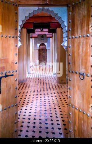 Fès, Marokko - 18. März 2024: Al-Attarine Madrasa, Fez medina, Marokko. Es wurde 1323 von dem Marinidensultan Uthman II. Abu Said gebaut. Stockfoto