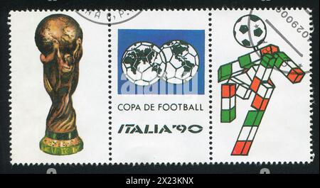 ITALIEN - CA. 1990: Marke gedruckt von Italien, zeigt Symbole der Fußball-Weltmeisterschaft in Italien, ca. 1990 Stockfoto