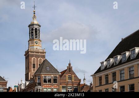 Stadtturm und Uhrenturm - de Nieuwe Toren, in der niederländischen hansestadt Kampen. Stockfoto