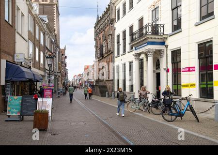 Angenehme Einkaufsstraße im Zentrum der historischen Hansestadt Kampen. Stockfoto