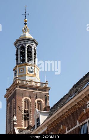 Neuer Turm mit Carillon in der Hansestadt Kampen in Overijssel. Stockfoto