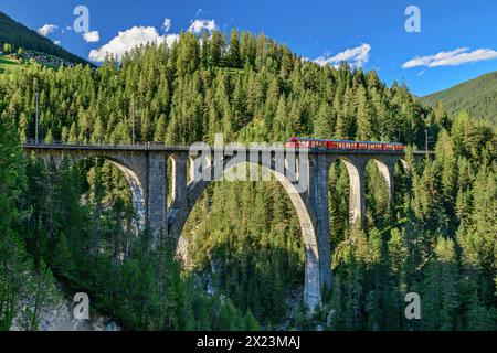 Der Zug fährt über Wiesen Viadukt, Rhätische Bahn, Davos, Silvretta, Graubünden, Schweiz Stockfoto