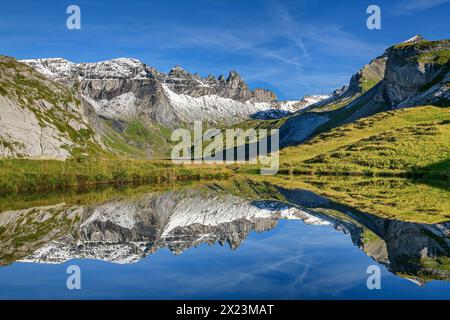 Tschingelhörner spiegelt sich im Bergsee, Plaun Segnas Sut, Unterer Segnesboden, Sardona tektonische Arena, Glarus Schub, UNESCO World Natural Heritag Stockfoto