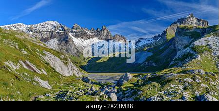 Panorama des Tschingelhörners über dem Plaun Segnas Sut Talboden, unterer Segnesboden, Tektonikarena Sardona, Glarus Schub, UNESCO World Natura Stockfoto