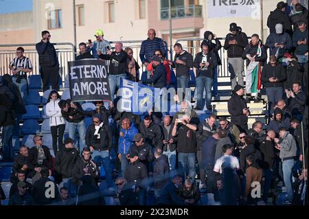 Cagliari, Italien. April 2024. Fans von Juventus während des Fußballspiels der Serie A zwischen Cagliari Calcio und Juventus im Unipol Domus in Cagliari, Sardinien - Freitag, 19. April 2024. Sport - Fußball (Foto: Gianluca Zuddas/Lapresse) Credit: LaPresse/Alamy Live News Stockfoto