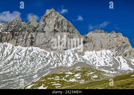 Blick auf Tschingelhörner mit Martinsloch, Plaun Segnas Sut, Unterer Segnesboden, tektonische Arena Sardona, Glarner Hauptschub, UNESCO World Natural Herita Stockfoto