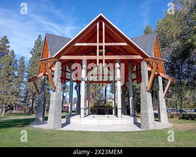 Ein Pavillon aus Holz und Beton in einem öffentlichen Park im Skaha Beach Park, Penticton, British Columbia, Kanada. Penticton liegt im Okanagan Valley. Stockfoto