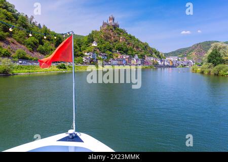 Blick auf das sonnige Cochem mit Schloss Reichsburg, schöne Stadt an der romantischen Mosel, Deutschland Stockfoto