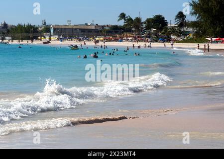 Strände mit Sonnenschirmen und azurblaues Meer mit Wellen auf der Karibikinsel Barbados in der Nähe von Bridgetown. Stockfoto