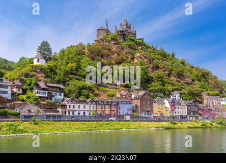 Blick auf das sonnige Cochem mit Schloss Reichsburg, schöne Stadt an der romantischen Mosel, Deutschland Stockfoto