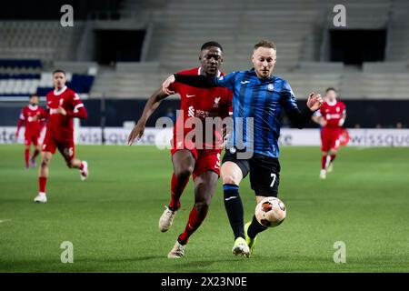 Bergamo, Italien. 18. April 2024. Teun Koopmeiners von Atalanta BC tritt im Viertelfinale der UEFA Europa League gegen Ibrahima Konate von Liverpool FC um den Ball an. Quelle: Nicolò Campo/Alamy Live News Stockfoto