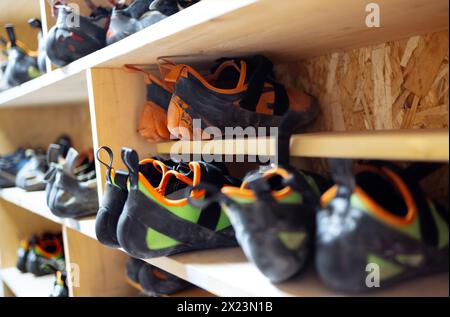 Nahaufnahme von speziellen Sportschuhen zum Klettern. Holzregale mit Kletterschuhen. Stockfoto