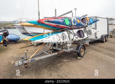 Farbenfrohe Kajaks auf einem Anhänger in Port Erin auf der Isle of man. Stockfoto