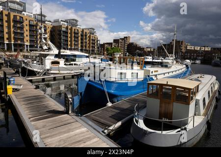 St Katharine Docks, ehemalige Docks im East End von London Borough of Tower Hamlets, heute eine Gemeinschaft von Luxuswohnungen einschließlich Restaurants. Stockfoto