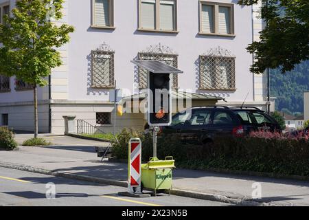 Tragbare Bremsleuchte mit Solarpaneelen an der Straße, die den Verkehr während der Bauarbeiten in Schwyz, Schweiz, lenken. Stockfoto