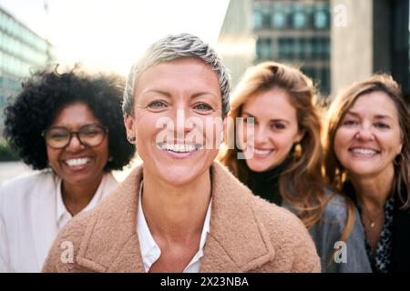 Portrait multirassische Gruppen befähigten Frauen unterschiedlichster Altersgruppen, die im Freien lächelnd in die Kamera schauten. Stockfoto