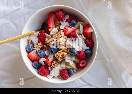 Leckerer Joghurt mit Müsli und Beeren, gesunde Frühstücksschale Stockfoto
