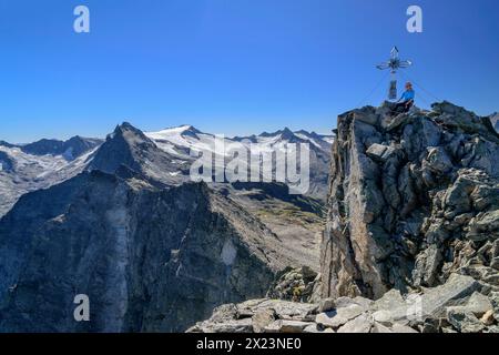 Frau, die auf dem Gipfel der Zsigmondyspitze sitzt, Schwarzenstein im Hintergrund, Zsigmondyspitze, Zillertaler Alpen, Zillertaler Alpen Natur Stockfoto