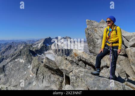 Bergsteigerinnen stehen auf Felskamm, Schwarzenstein, Zillertaler Alpen, Naturpark Zillertaler Alpen, Tirol, Österreich Stockfoto