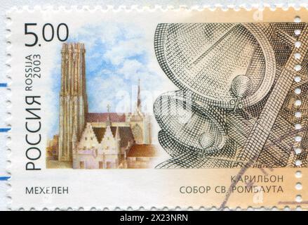 RUSSLAND - UM 2003: Briefmarke gedruckt von Russland, zeigt St. Rombout's Cathedral, Mechelen, Belgien und Glocken, um 2003 Stockfoto