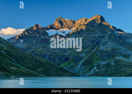 Silvretta-Stausee mit Schattengipfel in alpinem Glanz, von der Bieler Höhe, Silvretta-Hochalpenstraße, Silvretta, Vorarlberg, Österreich Stockfoto