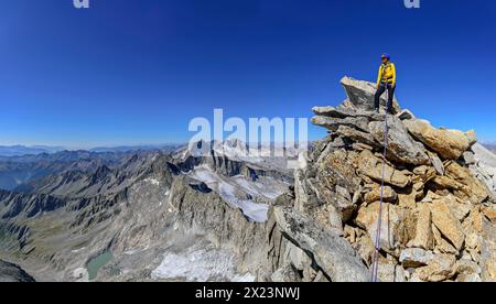 Panorama mit Bergsteigerinnen auf felsigem Kamm, Zillertaler Hauptkamm im Hintergrund, bei Schwarzenstein, Zillertaler Alpen, Zillertaler Alpen Stockfoto