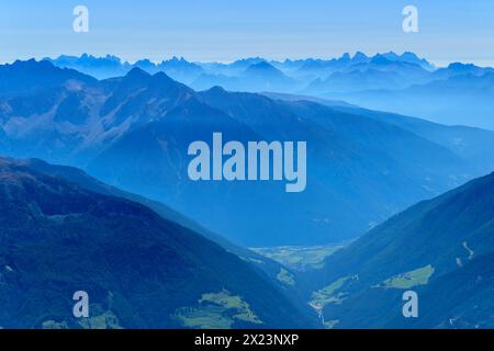 Tiefer Blick auf das Taufertal und die Dolomiten, von Schwarzenstein, Zillertaler Alpen, Naturpark Zillertaler Alpen, Tirol, Österreich Stockfoto