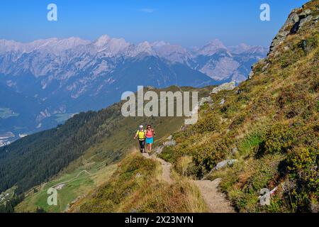 Mann und Frau wandern zum Kellerjoch, am Kellerjoch, Tuxer Alpen, Tirol, Österreich Stockfoto