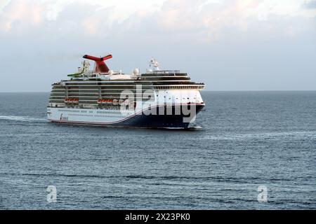 Passagierkreuzschiff Carnival Legend nähert sich dem Hafen von Nassau auf den Bahamas, einer der Karibikinseln. Stockfoto