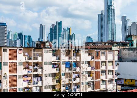 Slums mit Hochhäusern im Hintergrund, Panama City, Panama, Amerika Stockfoto